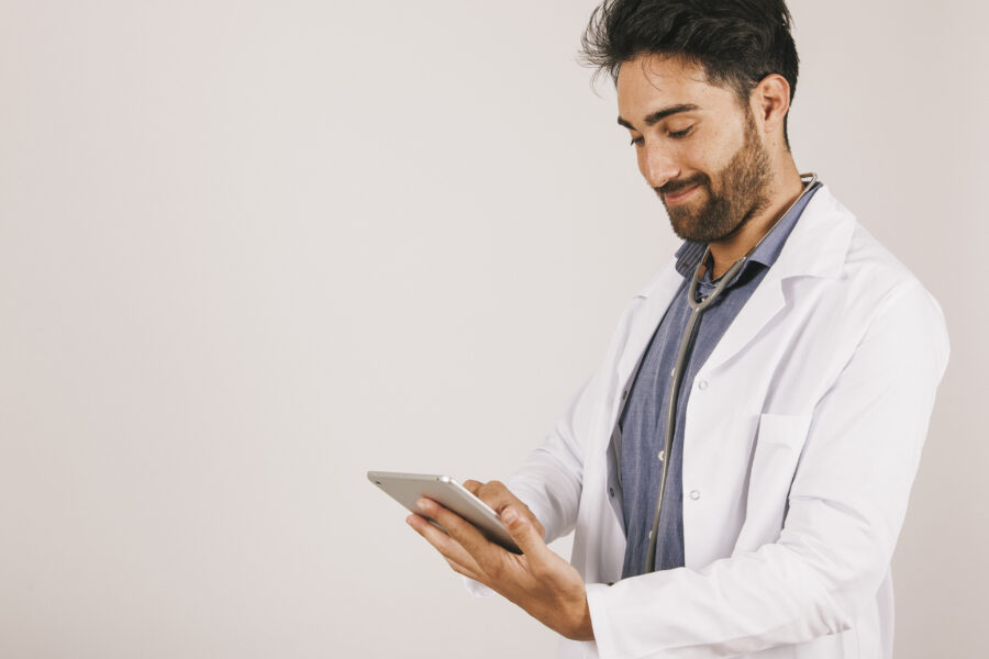 Dentista utilizando um tablet para criar um odontograma digital, demonstrando tecnologia na odontologia moderna.
